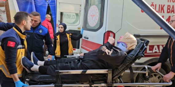 Bozuk zeminde ayağı takılan kadın yere düşerek yaralandı