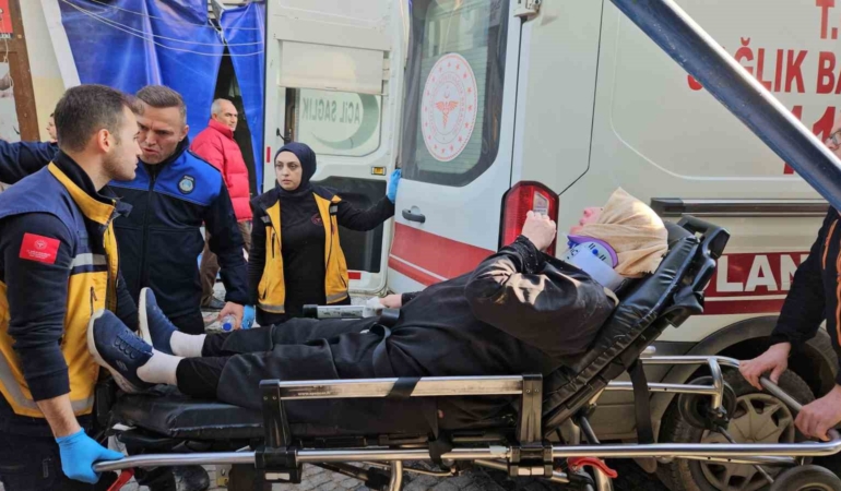 Bozuk zeminde ayağı takılan kadın yere düşerek yaralandı