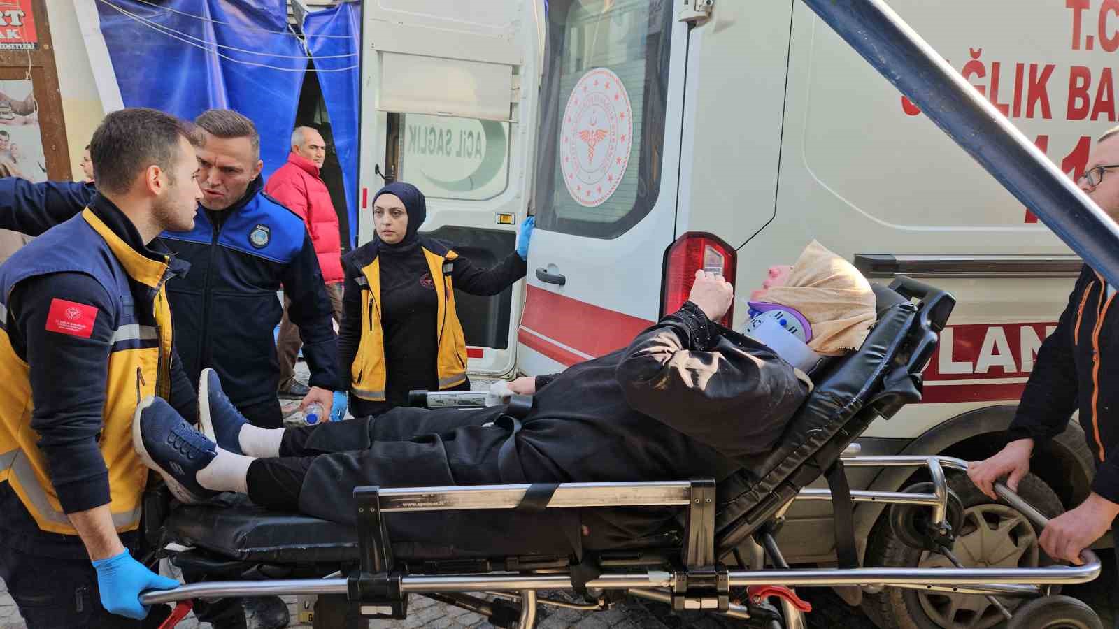 Bozuk zeminde ayağı takılan kadın yere düşerek yaralandı