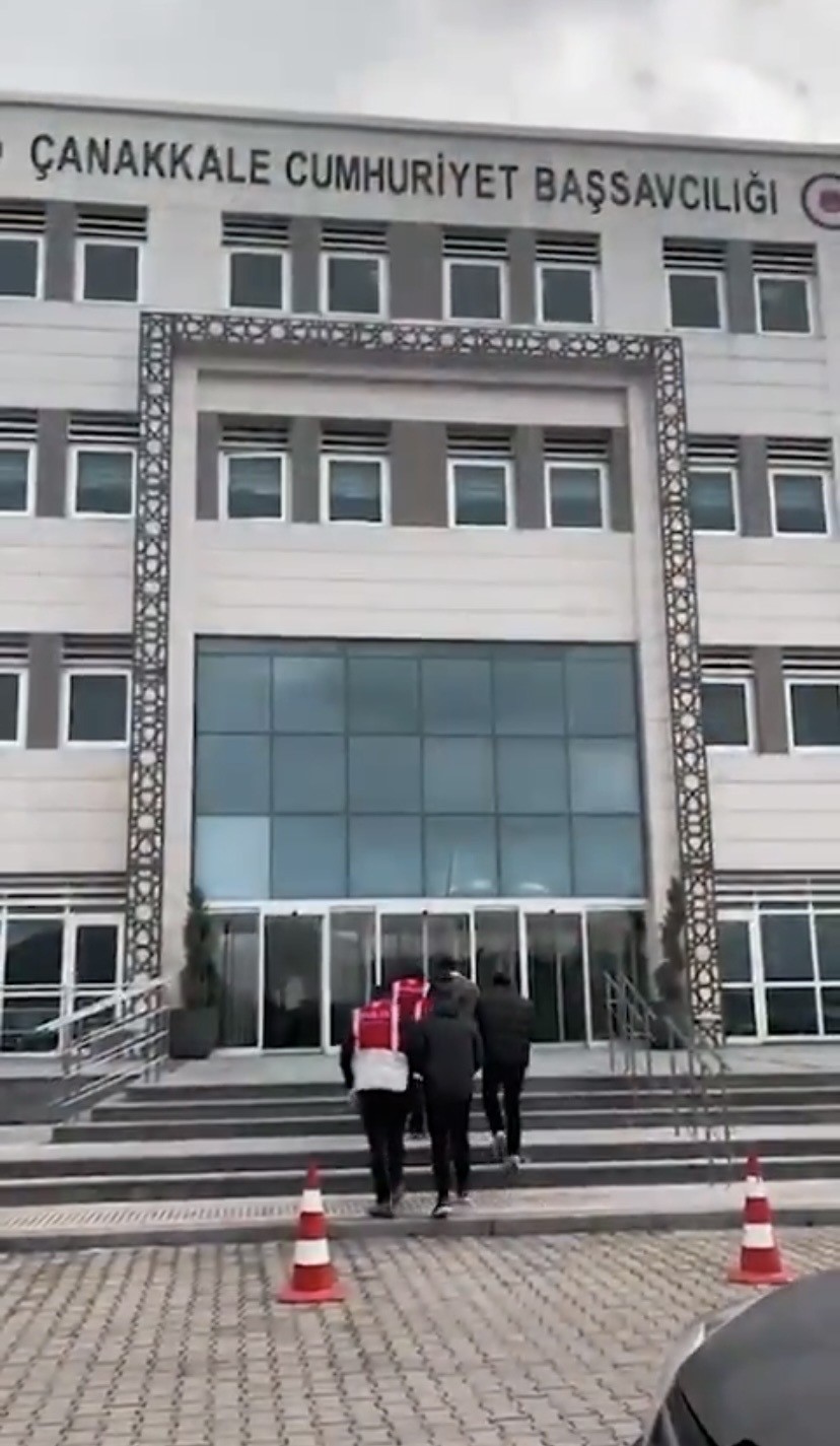 Çanakkale’de 10 kaçak göçmen yakalandı, 3 organizatör tutuklandı