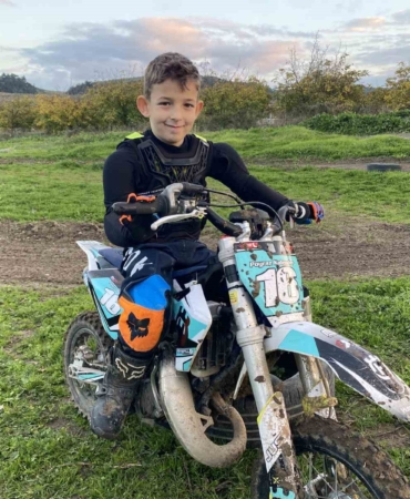 Minik motokrosçu Poyraz Kalender sezonu şampiyonlukla tamamladı