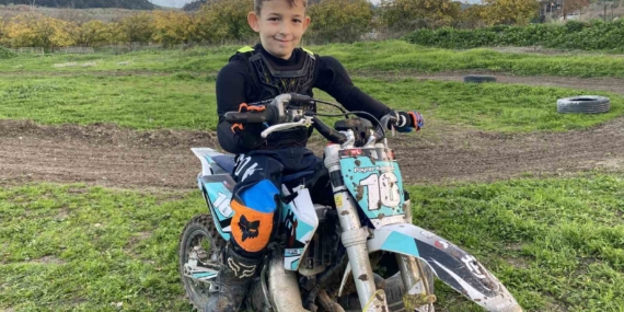 Minik motokrosçu Poyraz Kalender sezonu şampiyonlukla tamamladı