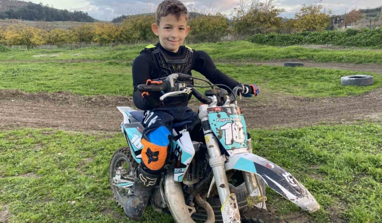 Minik motokrosçu Poyraz Kalender sezonu şampiyonlukla tamamladı