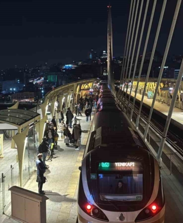 İstanbul’da metro arızası: Seferler aksadı, duraklarda yoğunluk oluştu