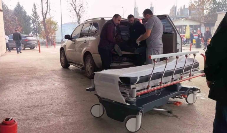 Bursa’da devrilen suntaların altında kalan işçi yaralandı