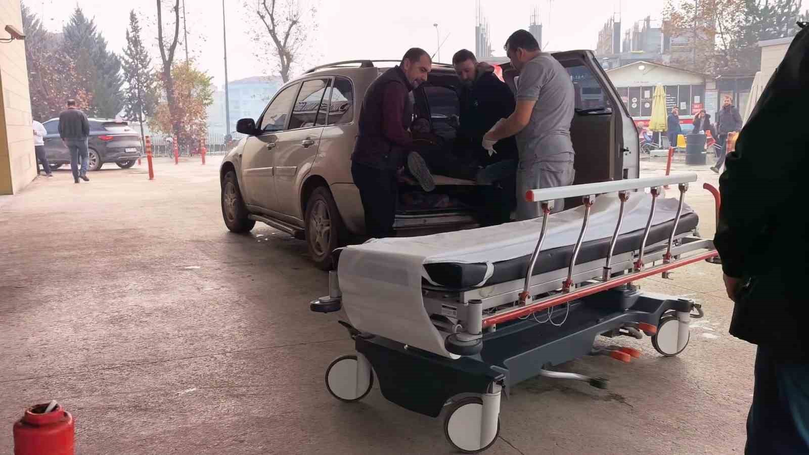 Bursa’da devrilen suntaların altında kalan işçi yaralandı