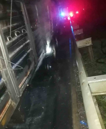 Seyir halindeki çekici alev aldı