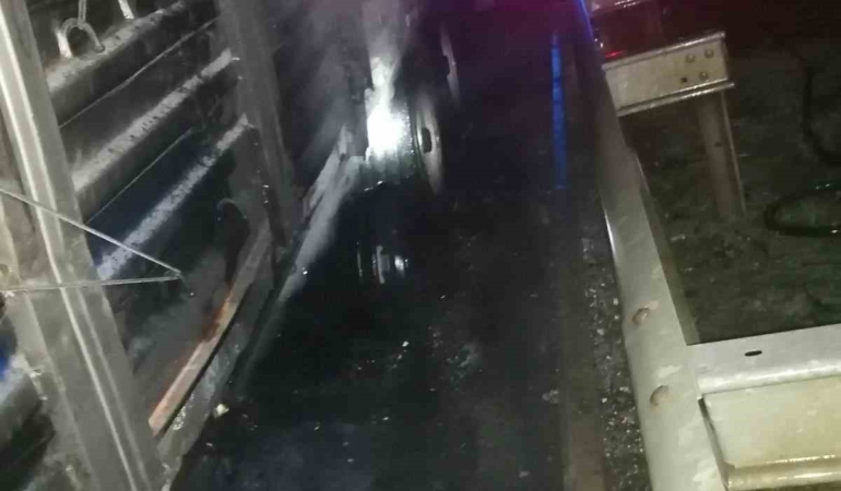 Seyir halindeki çekici alev aldı