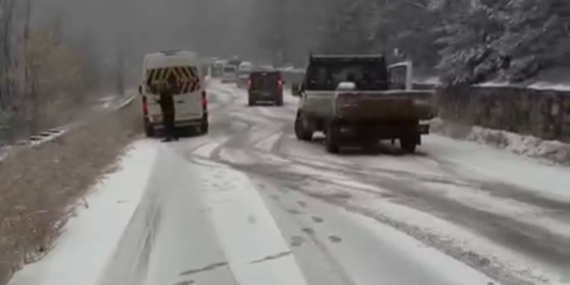 Bursa’da yoğun kar yolları kapattı