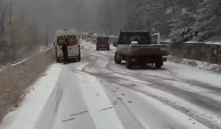 Bursa’da yoğun kar yolları kapattı