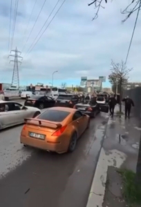 Bağcılar’da düğün konvoyu yolu kapattı