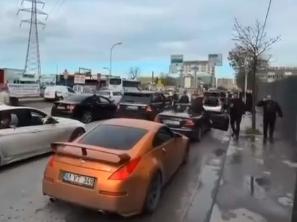 Bağcılar’da düğün konvoyu yolu kapattı