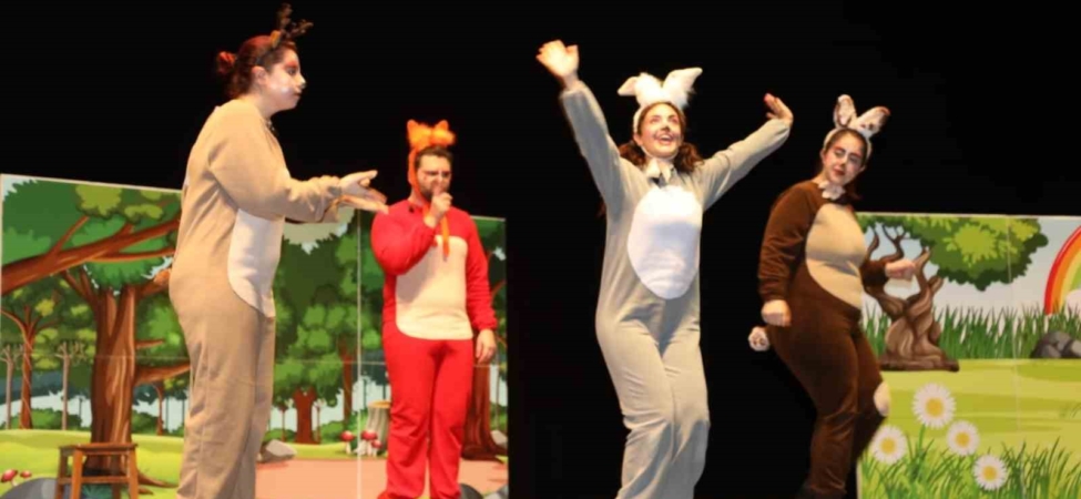 Çayırova’da çocuklar tiyatroyla buluştu