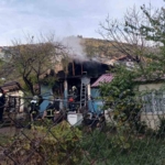 Çakmağı doldururken hem kendini hem de evi yaktı