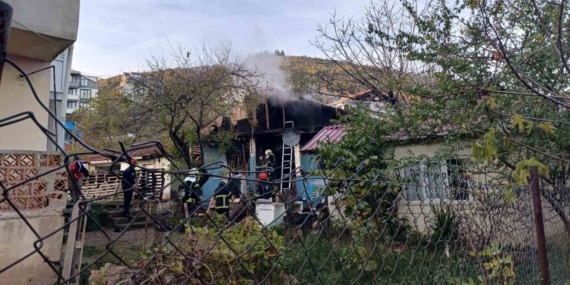 Çakmağı doldururken hem kendini hem de evi yaktı