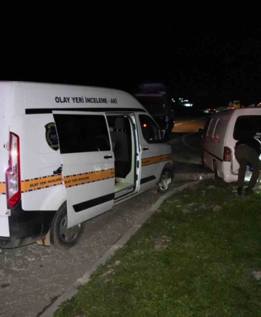 Edirne’de "dur" ihtarına uymayan minibüs 8 kilometrelik kovalamaca sonrası yakalandı: Araçtan 20 göçmen çıktı