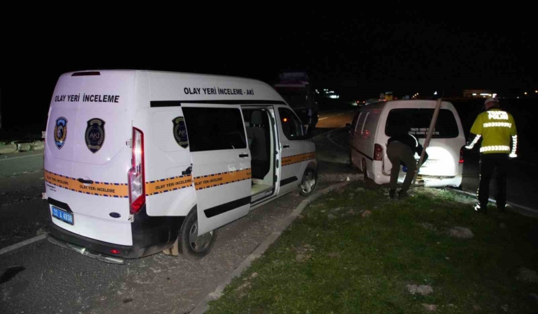 Edirne’de "dur" ihtarına uymayan minibüs 8 kilometrelik kovalamaca sonrası yakalandı: Araçtan 20 göçmen çıktı