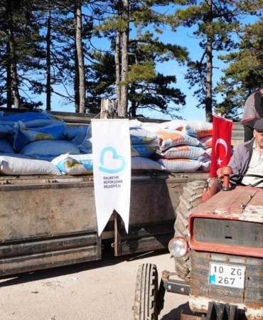 Sındırgılı depremzede çiftçilere hayvan yemi desteği