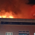 İki katlı evin çatısında çıkan yangın paniğe neden oldu