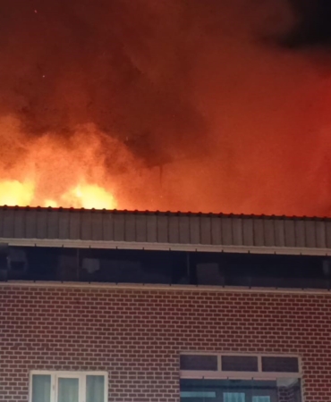 İki katlı evin çatısında çıkan yangın paniğe neden oldu