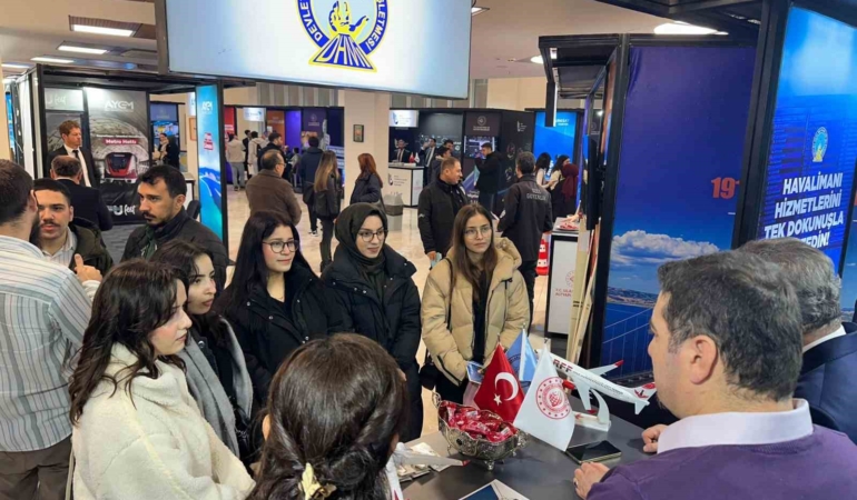 Balıkesir Üniversitesi’nde UFEST kapsamında DHMİ standına büyük ilgi