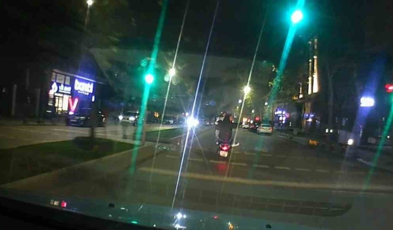 Tehlikeli motosiklet yolculuğu kamerada