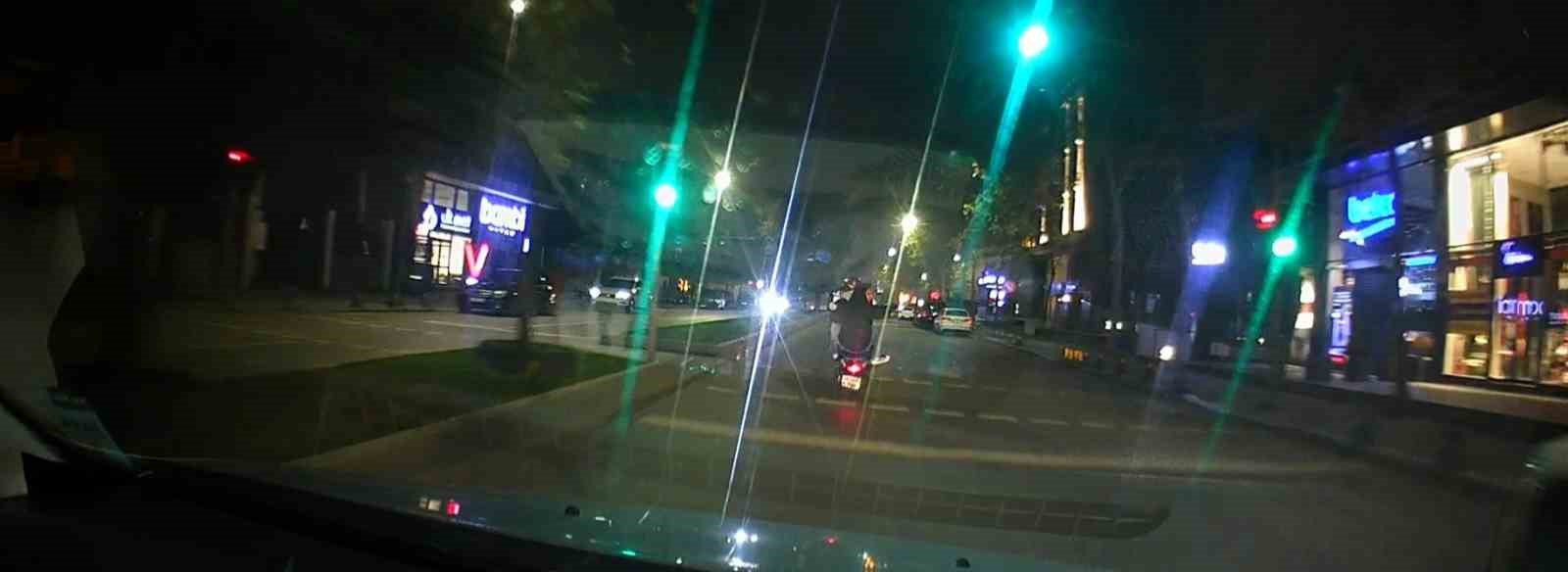 Tehlikeli motosiklet yolculuğu kamerada