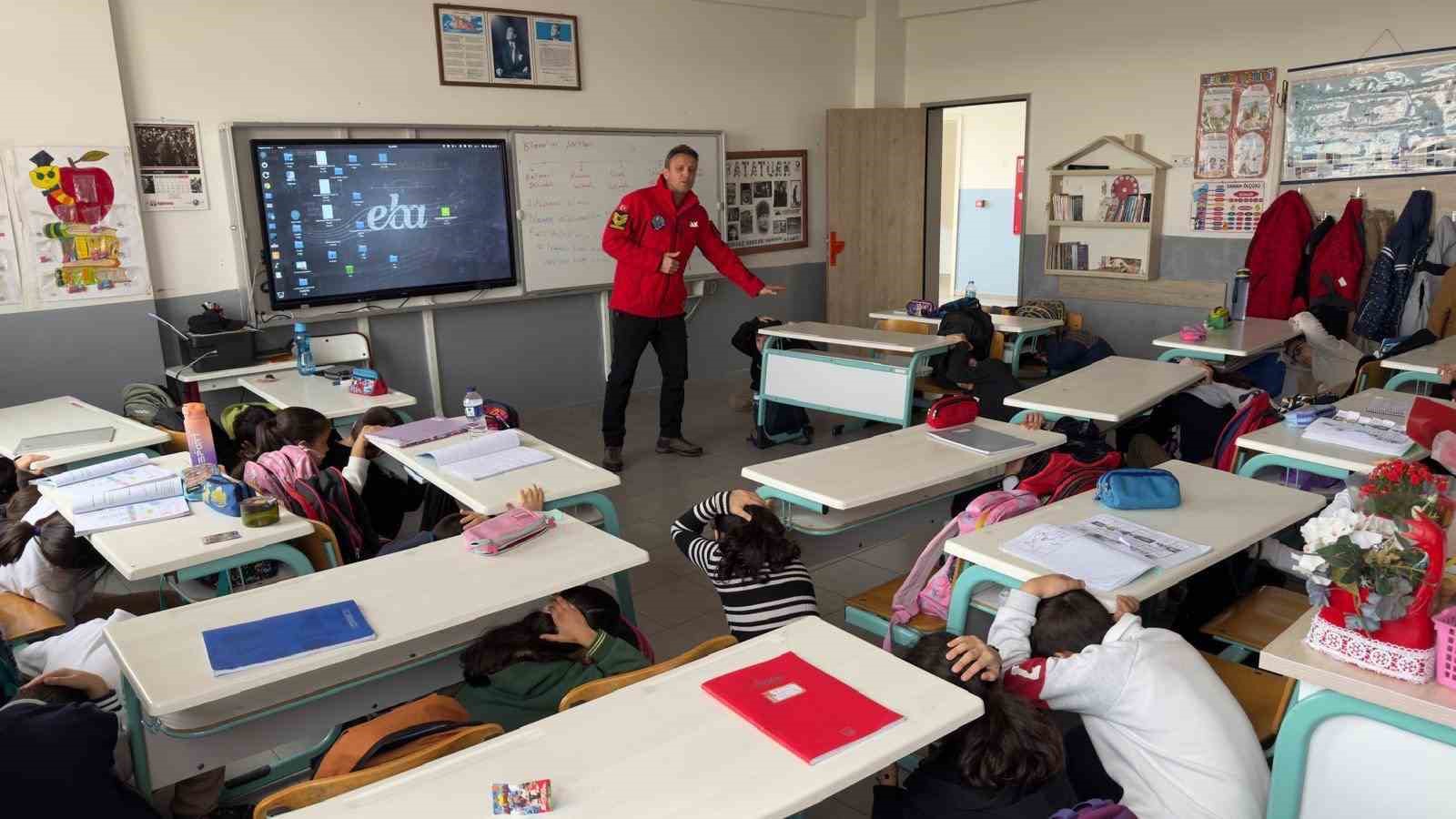 JAK’tan öğrencilere "Deprem farkındalık eğitimi"