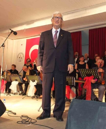 82 yaşındaki emekli müsteşar koro şefliği yapıyor