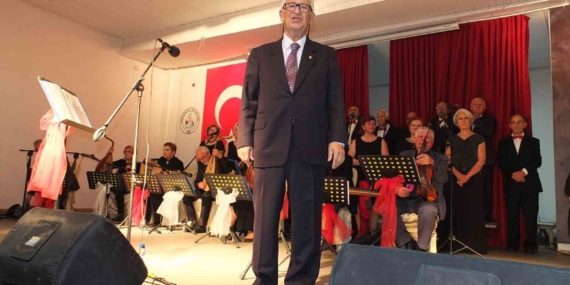 82 yaşındaki emekli müsteşar koro şefliği yapıyor