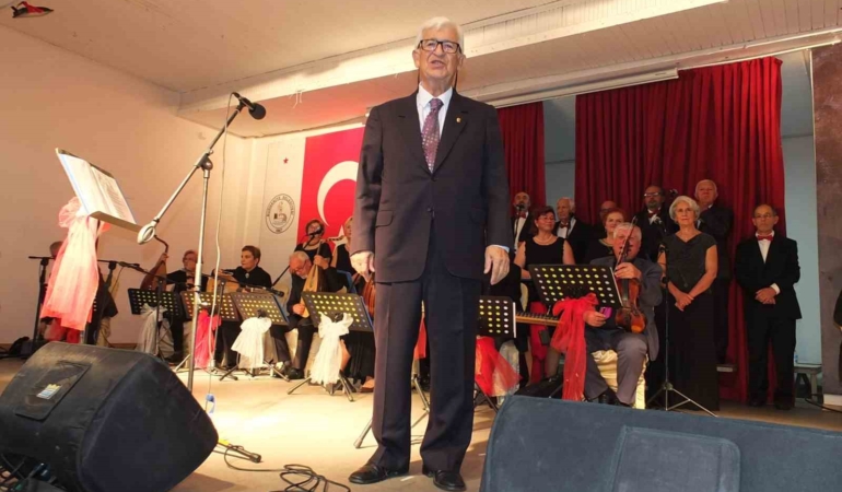 82 yaşındaki emekli müsteşar koro şefliği yapıyor