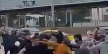 Bursa’da savaşı andıran kavga kamerada: Kimi kaskını miğfer yaptı, kimi sopayı kılıç gibi kullandı
