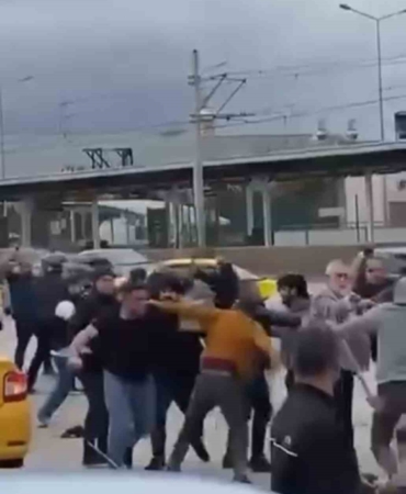 Bursa’da savaşı andıran kavga kamerada: Kimi kaskını miğfer yaptı, kimi sopayı kılıç gibi kullandı