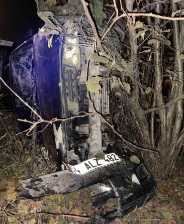 Hafif ticari araçla çarpışan otomobil tarlaya devrildi: 5 yaralı