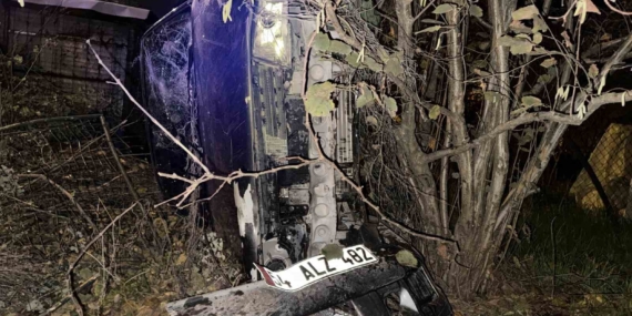 Hafif ticari araçla çarpışan otomobil tarlaya devrildi: 5 yaralı