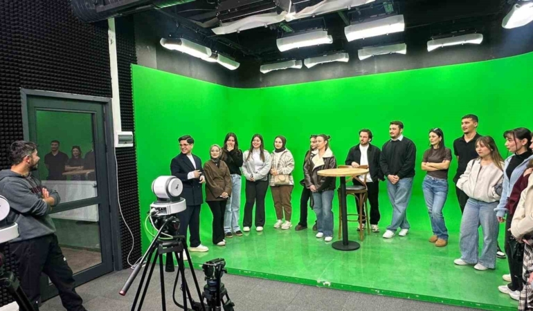 Öğrenciler program yapımını stüdyoda deneyimliyor