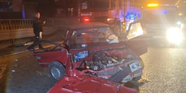 İnegöl’de kontrolden çıkan otomobil bariyerlere çarptı, 1’i ağır 2 kişi yaralandı