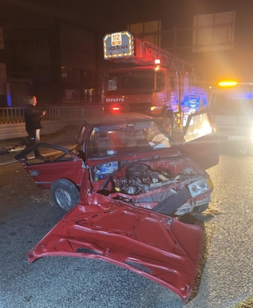 İnegöl’de kontrolden çıkan otomobil bariyerlere çarptı, 1’i ağır 2 kişi yaralandı