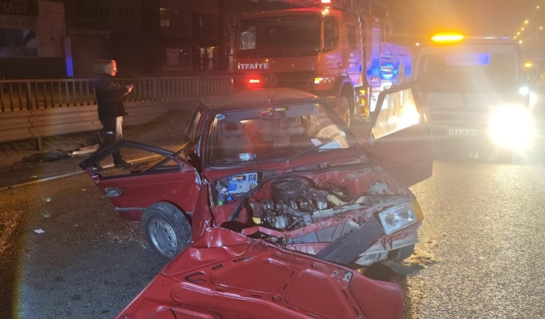 İnegöl’de kontrolden çıkan otomobil bariyerlere çarptı, 1’i ağır 2 kişi yaralandı