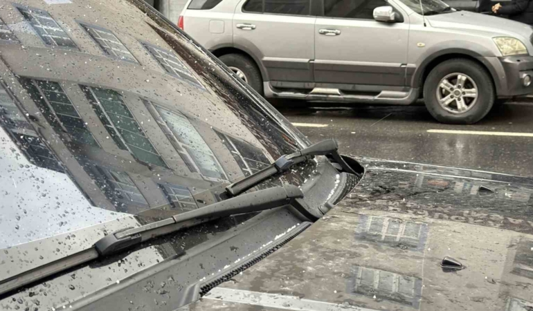 Arnavutköy’de beklenen kar yağışı başladı