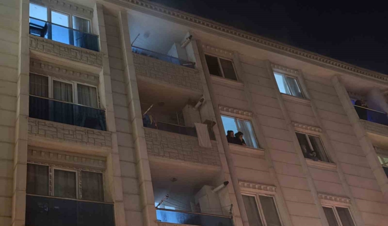 Esenyurt’ta 5 katlı binada yangın paniği: Bina tahliye edildi