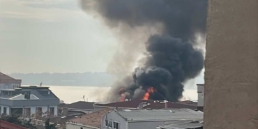 Küçükçekmece’de 4 katlı binanın çatı katından alevler yükseldi: O anlar kamerada