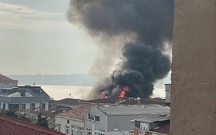 Küçükçekmece’de 4 katlı binanın çatı katından alevler yükseldi: O anlar kamerada