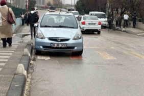 Okul önündeki yaya geçidine park araç tepki topladı