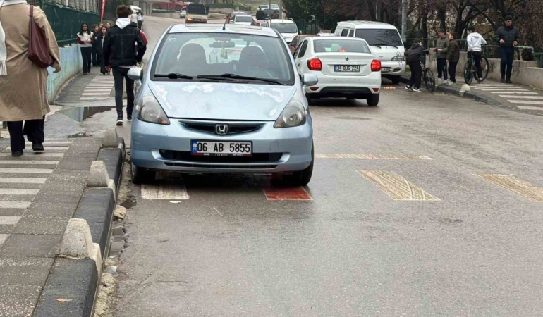 Okul önündeki yaya geçidine park araç tepki topladı