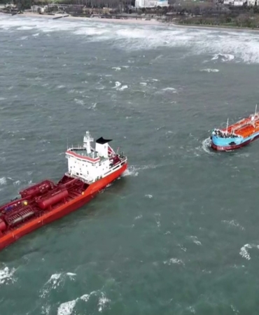 İstanbul’da iki tanker acil durum çağrısında bulundu, gemiler havadan görüntülendi