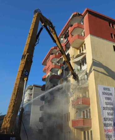 Deprem hazırlıklarının sürdüğü Büyükçekmece’de riskli bir site daha yıkıldı