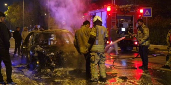 Küçükçekmece’de seyir halindeki otomobil alev topuna döndü