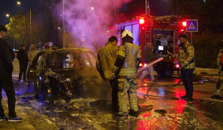 Küçükçekmece’de seyir halindeki otomobil alev topuna döndü