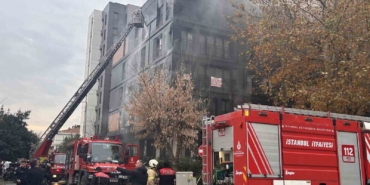 Kadıköy Bağdat Caddesi’nde 5 katlı bir binada yangın çıktı. Binanın tamamını saran yangını söndürme çalışmaları için olay yerine çok sayıda itfaiye ekibi sevk edildi.